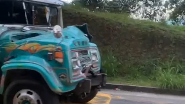 Indígenas Misak sufren grave accidente en la vía La Línea cuando regresaban al Cauca