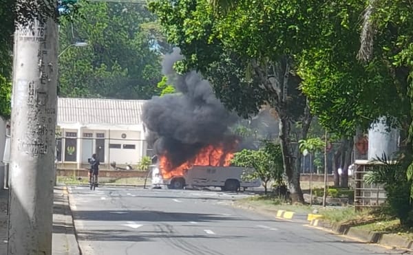 Colectivo incinerado cerca del Batallón Pichincha en Cali genera alerta: investigan posible atentado