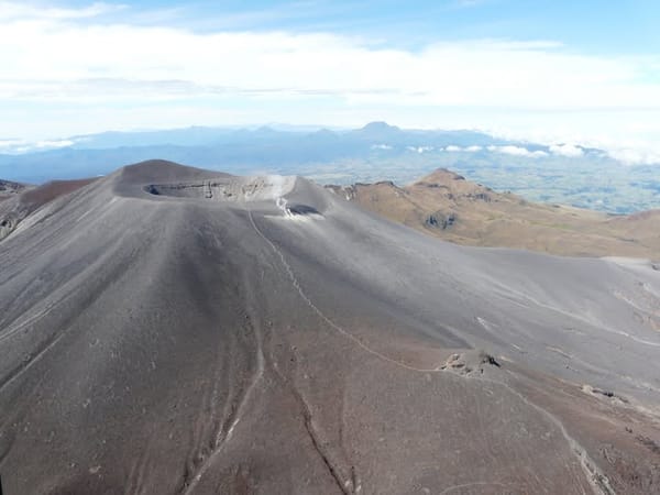 Autoridades de Puracé emiten alerta sanitaria por caída de ceniza y gases del volcán Puracé