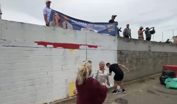 Uribe denuncia mural y protesta frente a su casa: “Primero me tienen que matar”