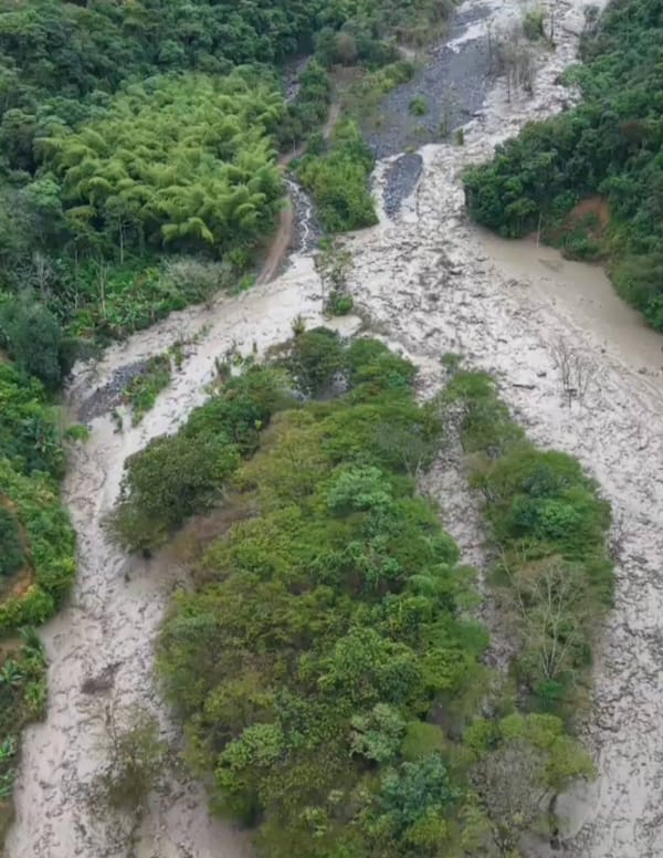 Fuertes lluvias destruyeron puente en El Águila y dejaron incomunicadas a decenas de familias