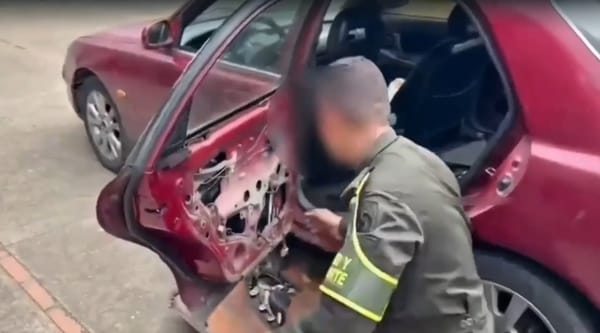 Hallan caletas con 94 kilos de cocaína en vehículo que transitaba por la vía Panamericana en Cauca