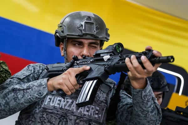 Petro presentó el Fusil Jaguar y pidió fortalecer la industria militar colombiana