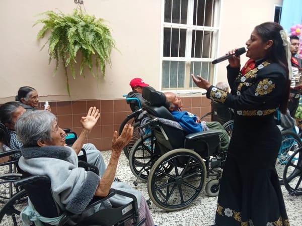 Abuelas del hogar San Vicente de Paúl celebraron el Día de las Madres con música y homenajes en Popayán