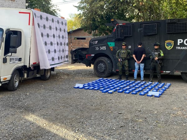 Incautan 100 kilos de cocaína ocultos en camión durante operativo en el sur del Cauca