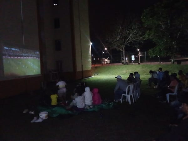 Una pantalla gigante y un solo corazón: habitantes de los Bloques de Moscopán fortalecen la convivencia a través del fútbol