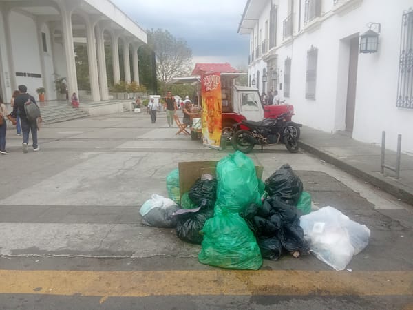 En Popayán, turistas y transeúntes  toman café en  medio de la basura; así es la crisis sanitaria en la capital del Cauca