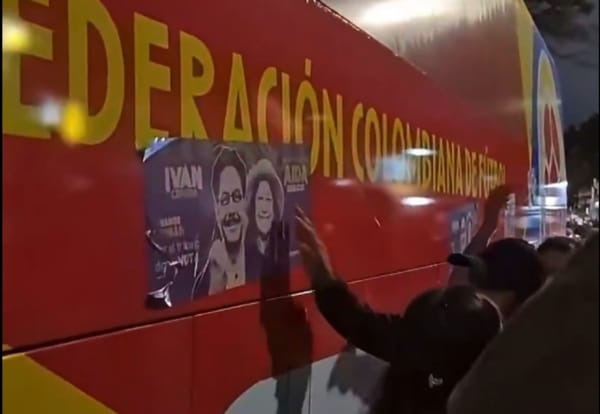 ¿Vandalismo o protesta legítima? Así pegaron afiches de Iván Cepeda en el bus de la Selección Colombia