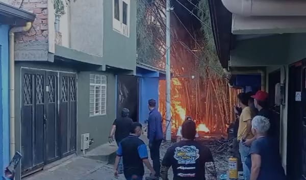 Llamas arrasan un local en el barrio Retiro Bajo de Popayán familias intentan rescatar sus pertenencias en medio del fuego