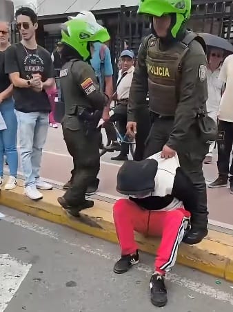 Cansados de la inseguridad, ciudadanos de Popayán capturan a presunto delincuente tras intento de hurto en el Boulevard Rosé