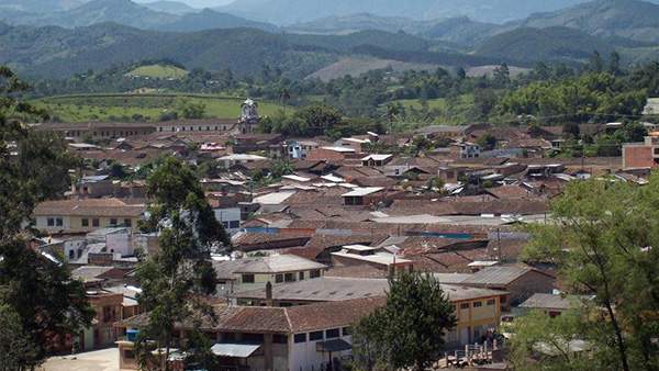 Hombres armados roban camión y se llevan a su conductor en zona rural de Timbío; familia pide información sobre su paradero