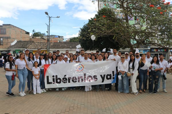 Con una multitudinaria marcha, Timbío exigió la liberación inmediata de dos adultos mayores secuestrados