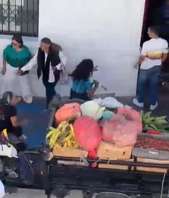 En las narices de la Alcaldía: mujer ataca a cuchillo a otra ciudanana en medio de una pelea