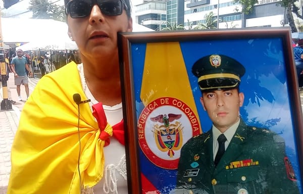 En silencio y con un retrato en sus manos, madre de teniente fallecido pidió justicia durante el desfile del 20 de julio en Popayán