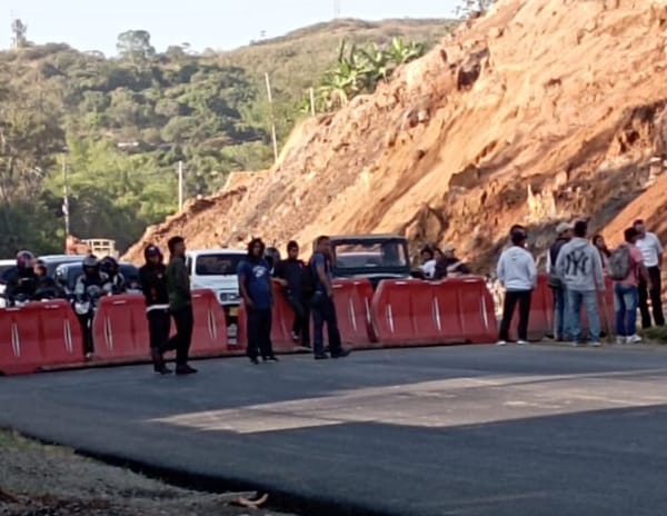 Vuelve y juega: bloquean la vía Panamericana en protesta contra la CEO en el norte del Cauca