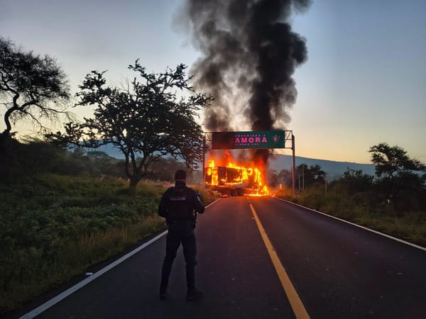 Michoacán bajo fuego: El CJNG desata más de 20 bloqueos carreteros tras la captura de nueve de sus sicarios, incluida la hija y la pareja del ‘Tío Lako’