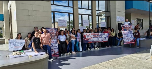 Trabajadores de Asmet Salud completan tres días de plantón y exigen el pago de sus salarios