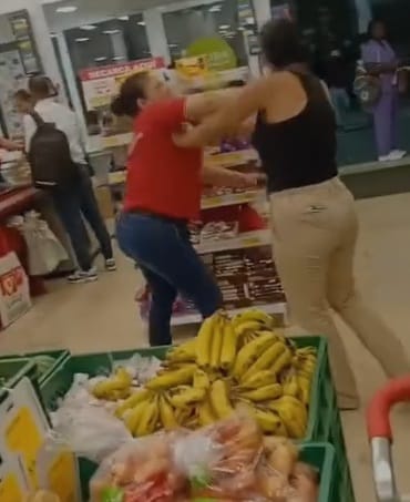 Video registra altercado entre trabajadora y mujer señalada de intentar llevarse productos de un D1