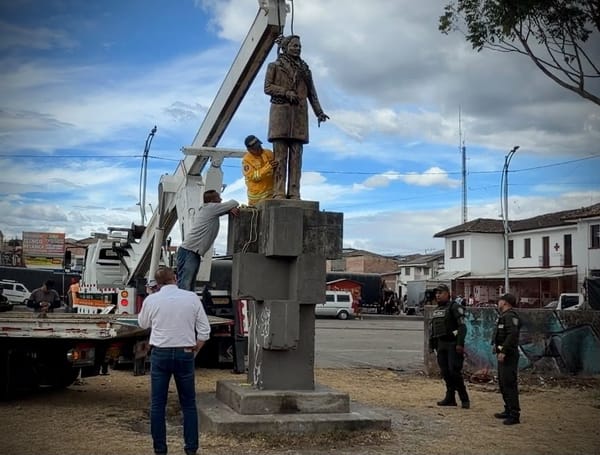 Quisieron robarse la estatua de Carlos Albán: tuvieron que quitarla y guardarla