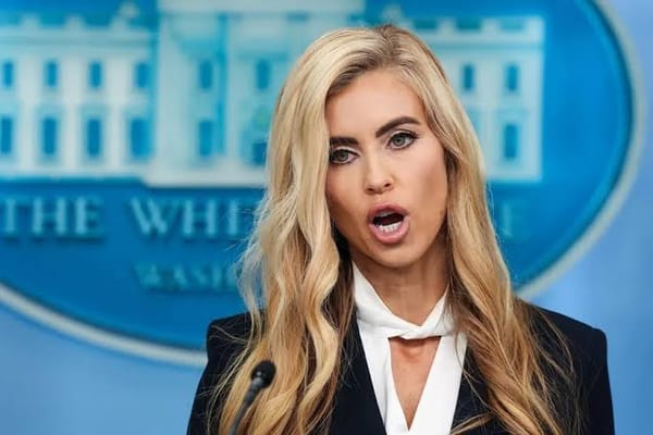 Un debut con sabor a ensayo general: la primera rueda de prensa de la nueva portavoz de Trump deja más dudas que respuestas