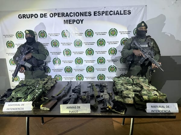 Cuatro fusiles, uniformes militares y chalecos: el resultado de un operativo policial en Dos Brazos