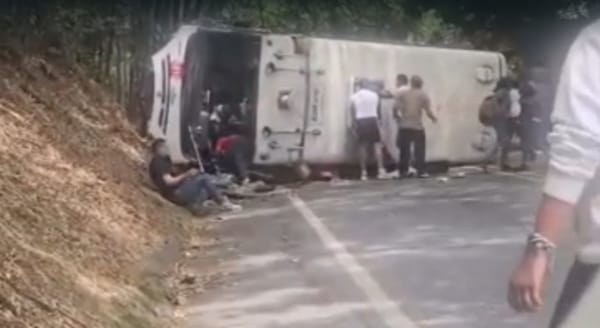 Otro bus se volcó en la vía Panamericana: reportan varios heridos de un bus de Sotracauca